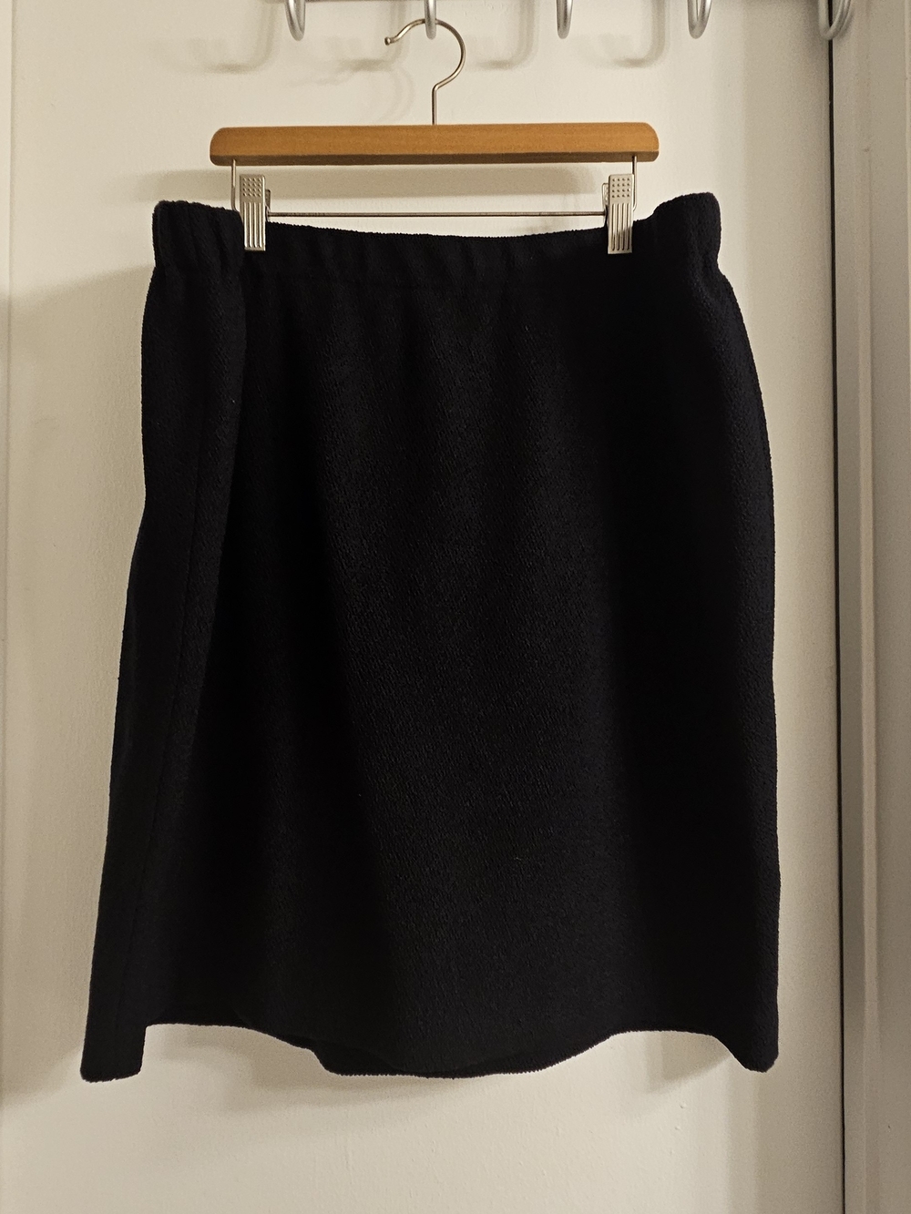 St. John Classic Black Women's Woven Pull-On Skirt. Size 16